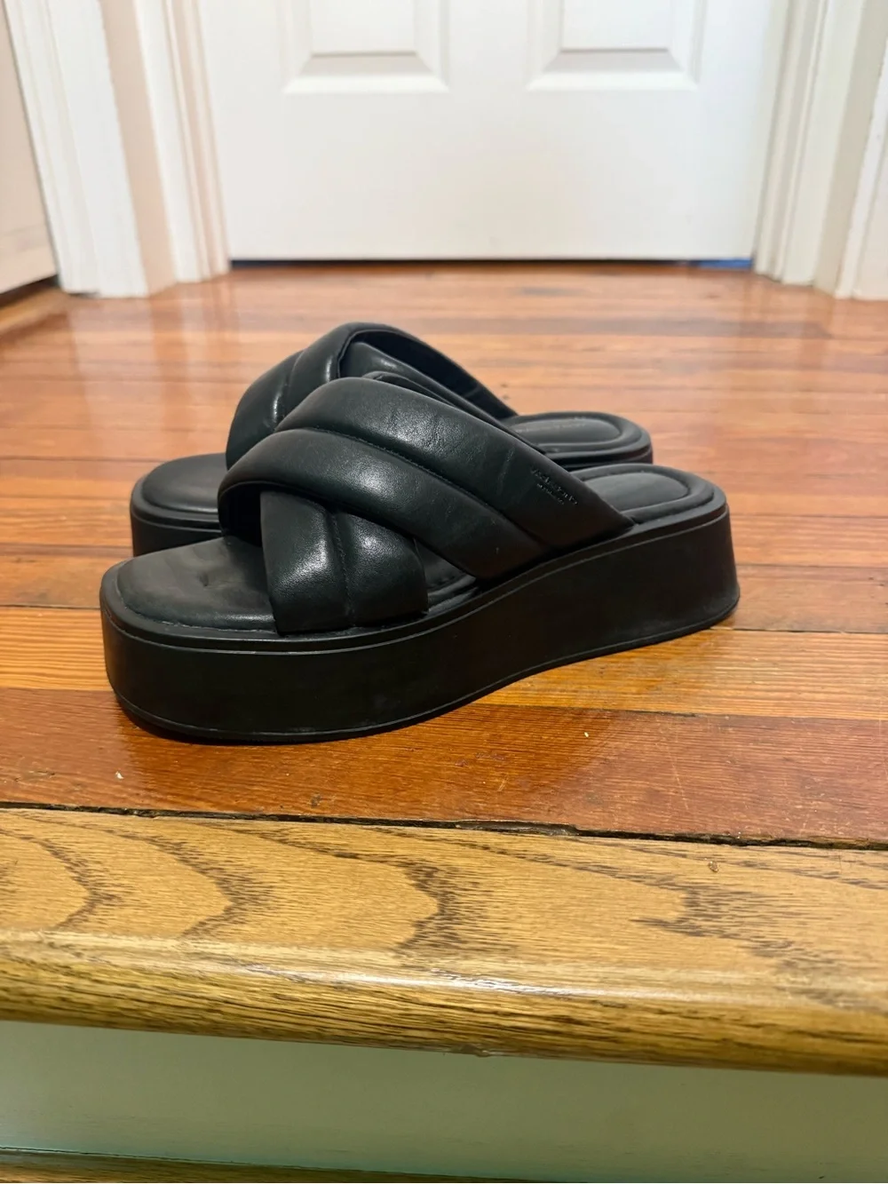 Vagabond Courtney crossover flatform sandals in black leather